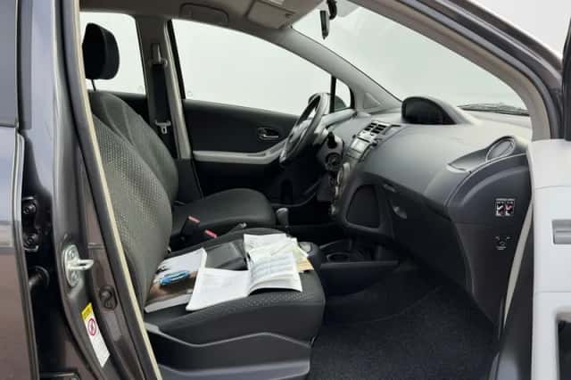 Toyota Yaris (2011) thumbnail 6