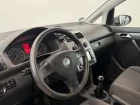 Volkswagen Touran (2010) thumbnail 3