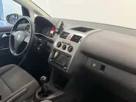 Volkswagen Touran (2010) thumbnail 4