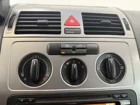 Volkswagen Touran (2010) thumbnail 5