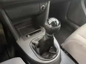 Volkswagen Touran (2010) thumbnail 6