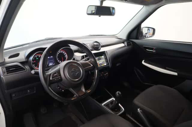Suzuki Swift (2017) thumbnail 5