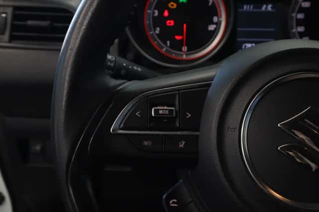Suzuki Swift (2017) thumbnail 8