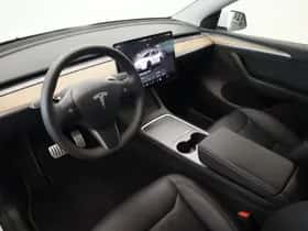 Tesla Model Y (2024) thumbnail 5