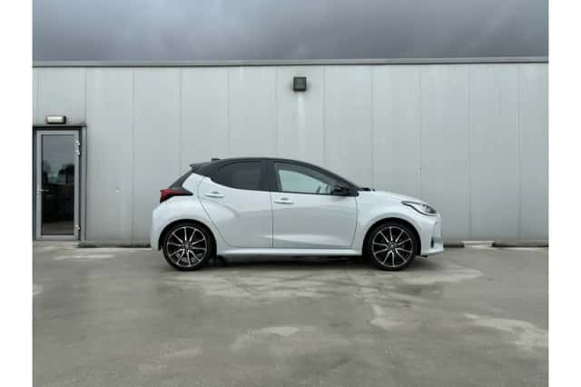 Toyota Yaris (2022) thumbnail 2