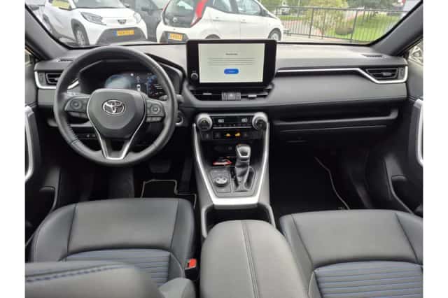 Toyota RAV4 (2024) thumbnail 2
