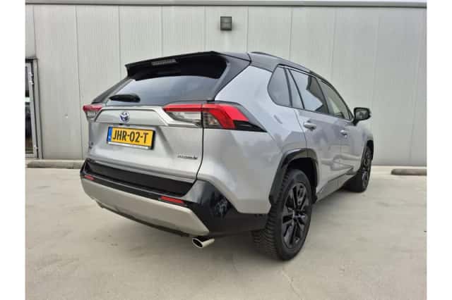 Toyota RAV4 (2024) thumbnail 3
