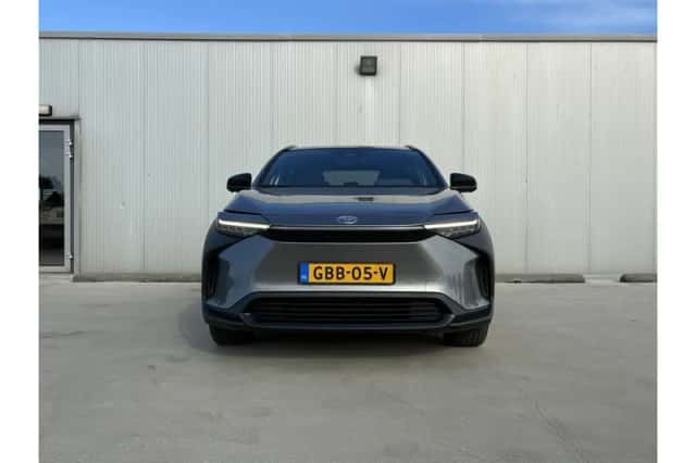Toyota bZ4X (2024) thumbnail 3