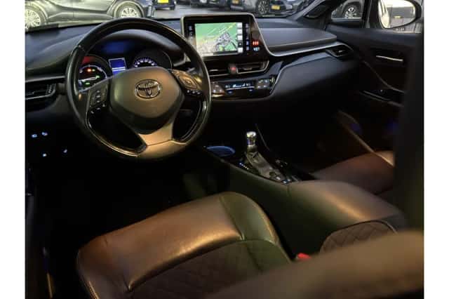 Toyota C-HR (2019) thumbnail 2