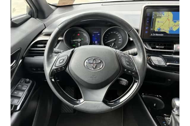 Toyota C-HR (2019) thumbnail 2