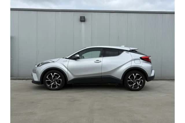 Toyota C-HR (2019) thumbnail 3