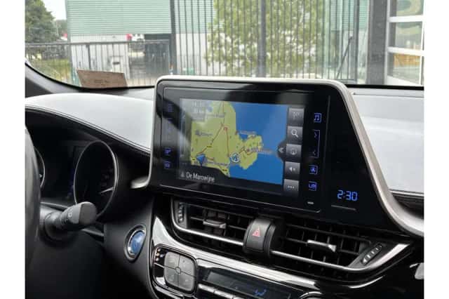 Toyota C-HR (2019) thumbnail 4