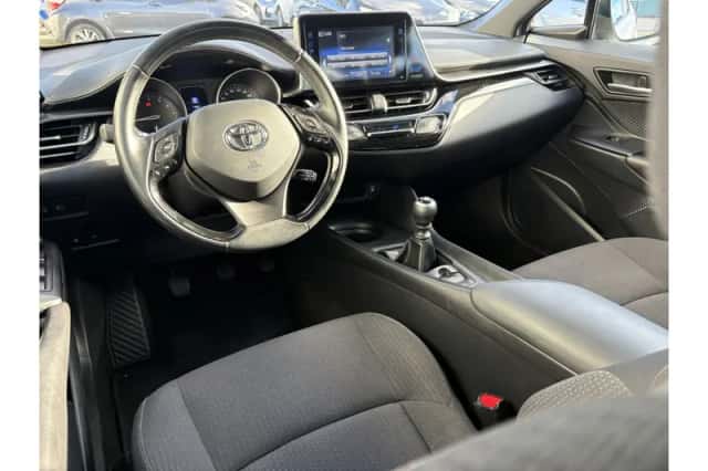 Toyota C-HR (2017) thumbnail 2