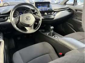 Toyota C-HR (2017) thumbnail 2