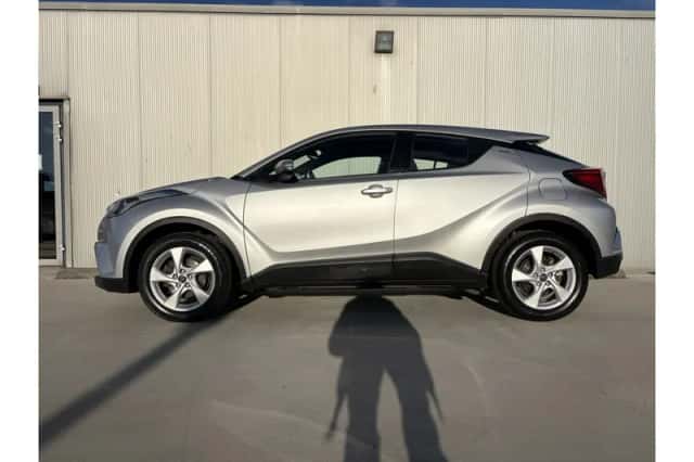 Toyota C-HR (2017) thumbnail 3