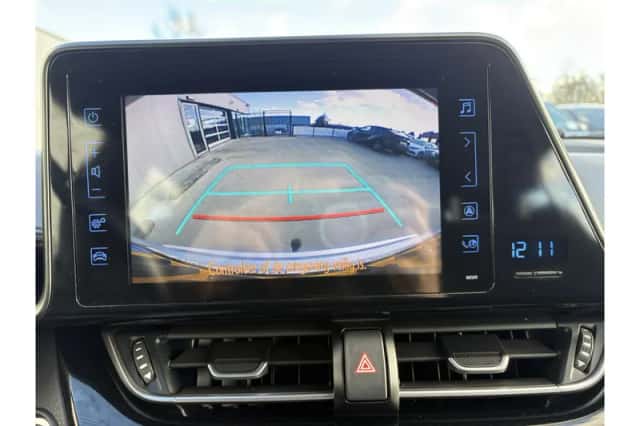 Toyota C-HR (2017) thumbnail 4