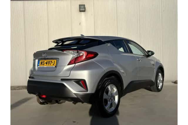 Toyota C-HR (2017) thumbnail 5
