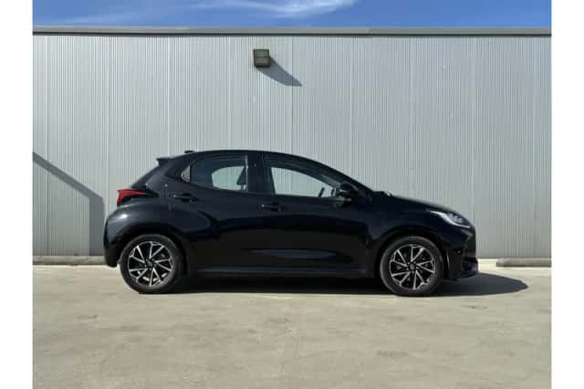 Toyota Yaris (2021) thumbnail 3