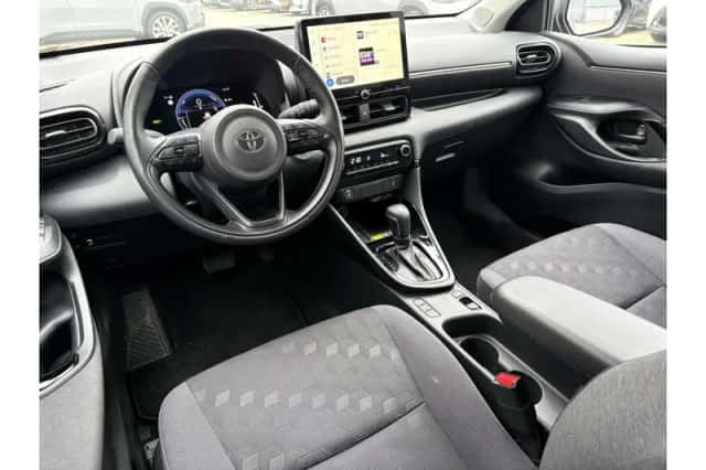 Toyota Yaris (2025) thumbnail 2