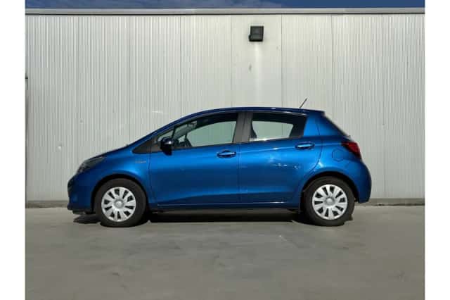 Toyota Yaris (2015) thumbnail 2