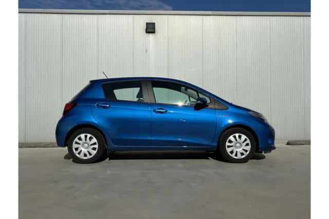 Toyota Yaris (2015) thumbnail 3
