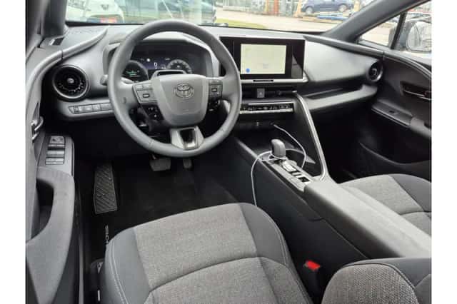 Toyota C-HR (2026) thumbnail 2