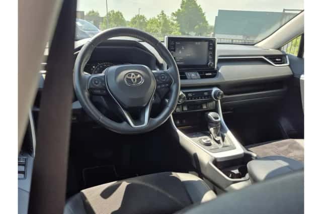 Toyota RAV4 (2021) thumbnail 2