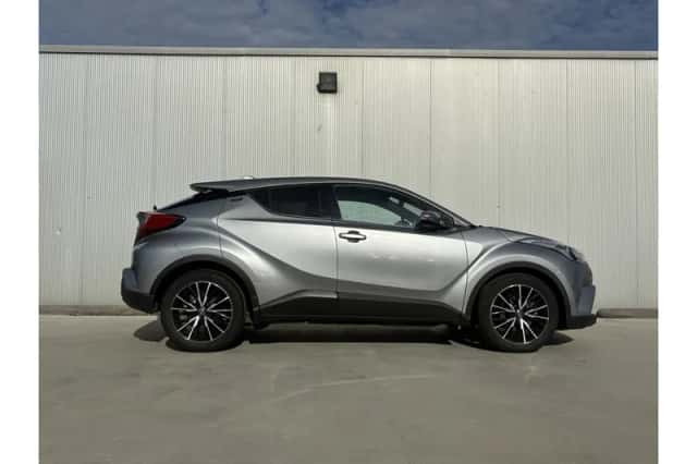 Toyota C-HR (2018) thumbnail 3