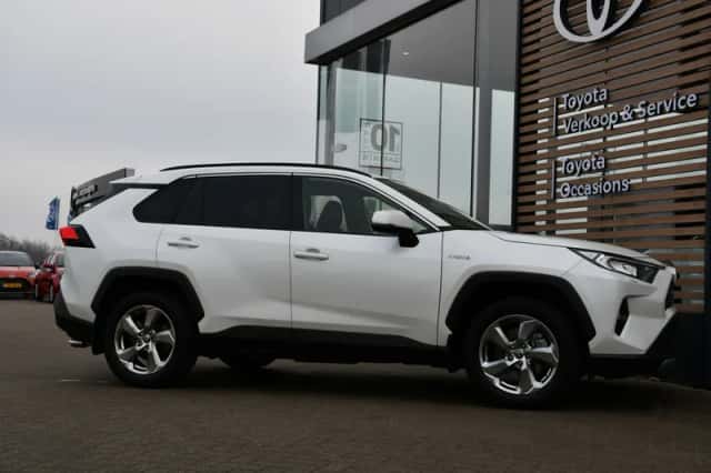 Toyota RAV4 (2021) thumbnail 2