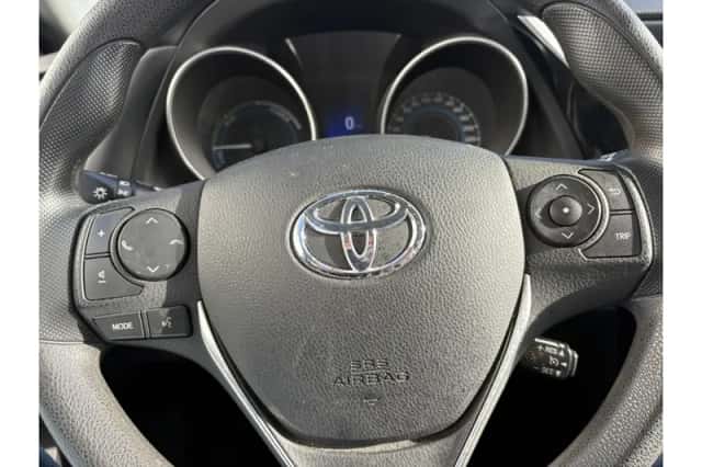 Toyota Auris (2016) thumbnail 5