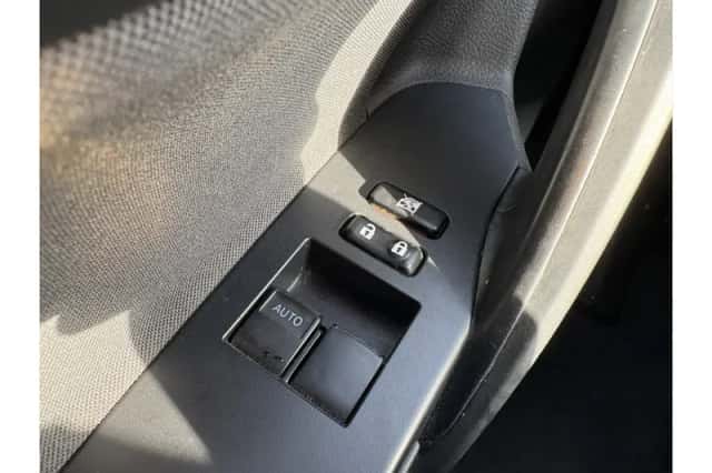 Toyota Auris (2016) thumbnail 6