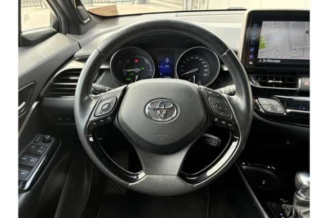 Toyota C-HR (2019) thumbnail 2