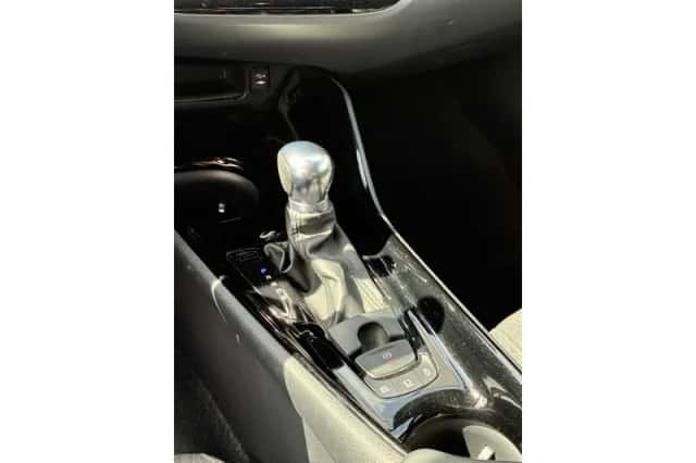 Toyota C-HR (2019) thumbnail 4