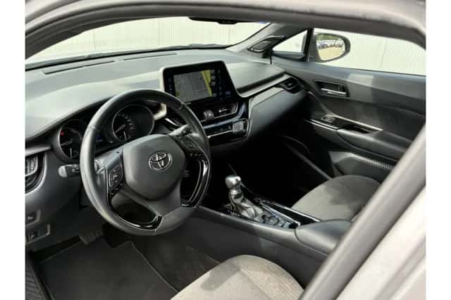 Toyota C-HR (2019) thumbnail 6