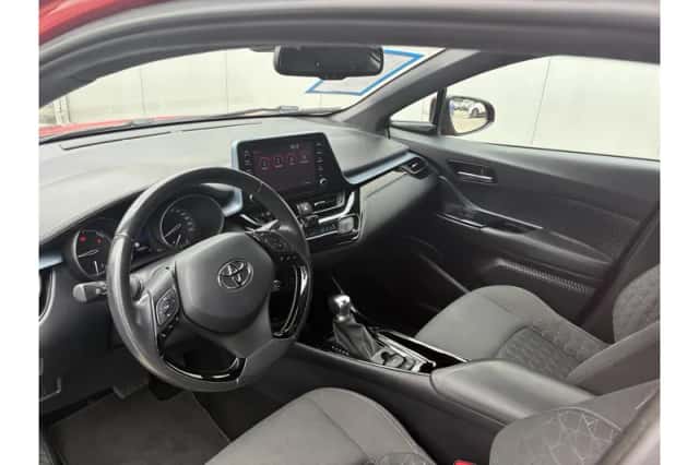 Toyota C-HR (2022) thumbnail 2