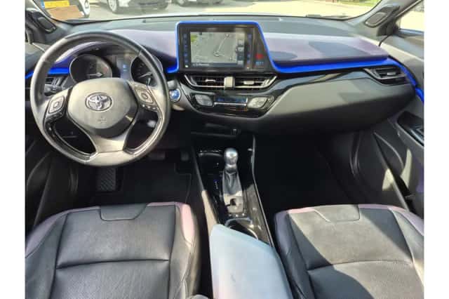 Toyota C-HR (2016) thumbnail 2