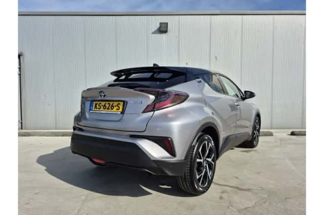 Toyota C-HR (2016) thumbnail 3