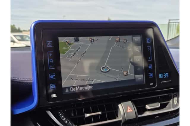 Toyota C-HR (2016) thumbnail 6