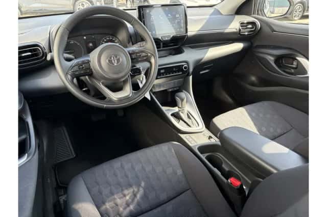 Toyota Yaris (2025) thumbnail 2