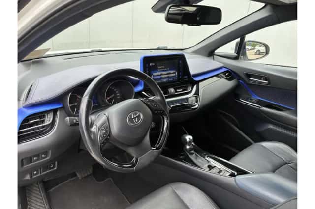Toyota C-HR (2017) thumbnail 2