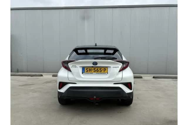 Toyota C-HR (2017) thumbnail 3