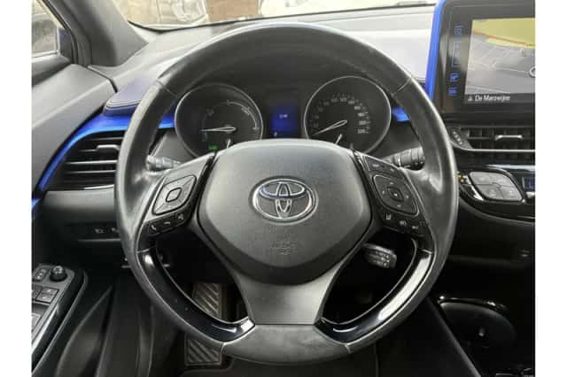 Toyota C-HR (2017) thumbnail 6