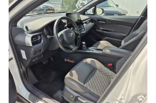 Toyota C-HR (2021) thumbnail 2