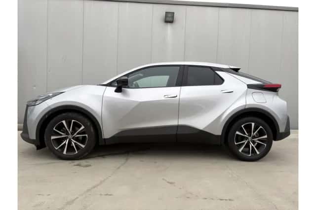 Toyota C-HR (2024) thumbnail 2