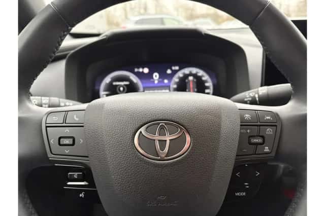 Toyota C-HR (2024) thumbnail 6