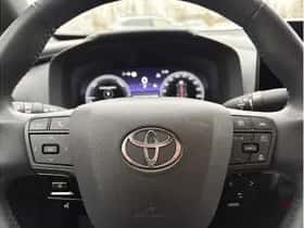 Toyota C-HR (2024) thumbnail 6
