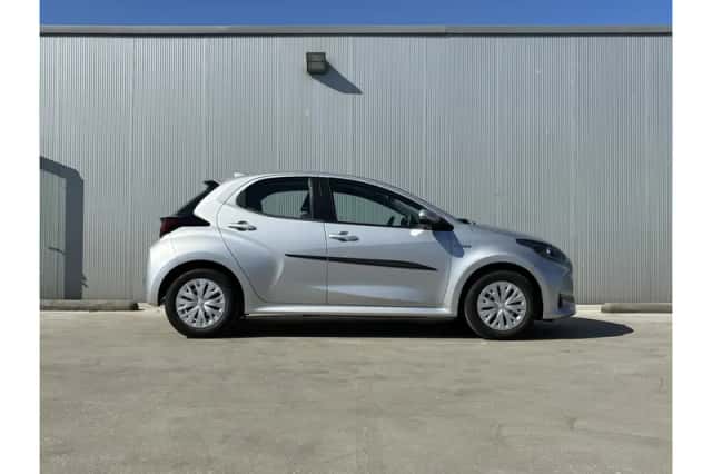 Toyota Yaris (2020) thumbnail 3