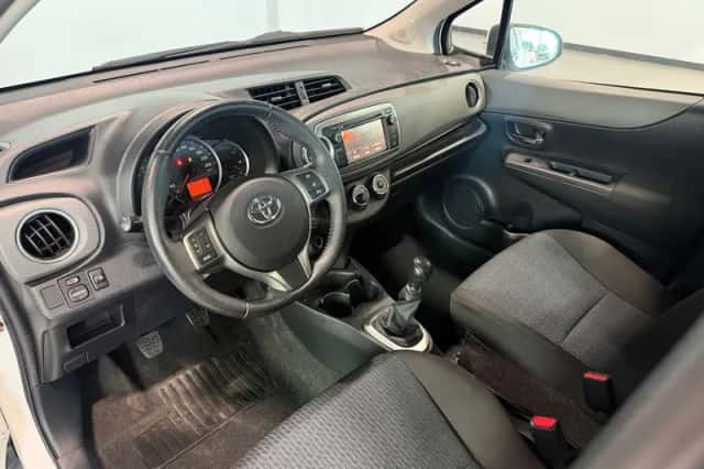Toyota Yaris (2012) thumbnail 3