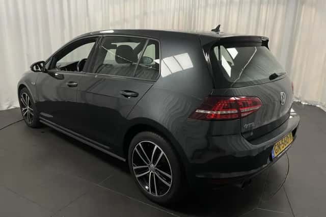 Volkswagen Golf (2015) thumbnail 3