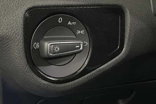 Volkswagen Golf (2015) thumbnail 32